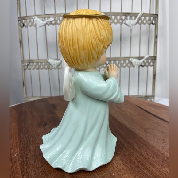 Hallmark porcelain Angel Figurine. - Picture 6 of 11